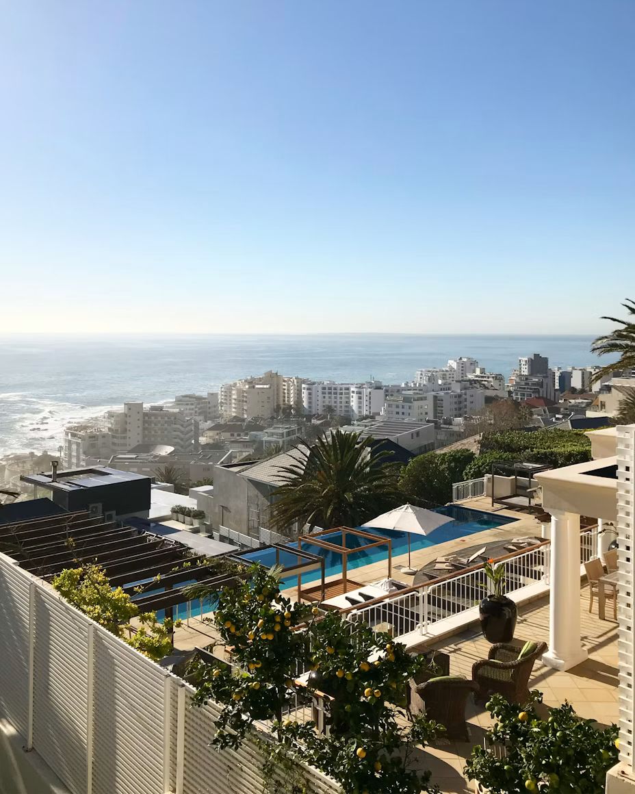 Hotelterrasse mit Pool und Blick auf den Atlantik in Kapstadt