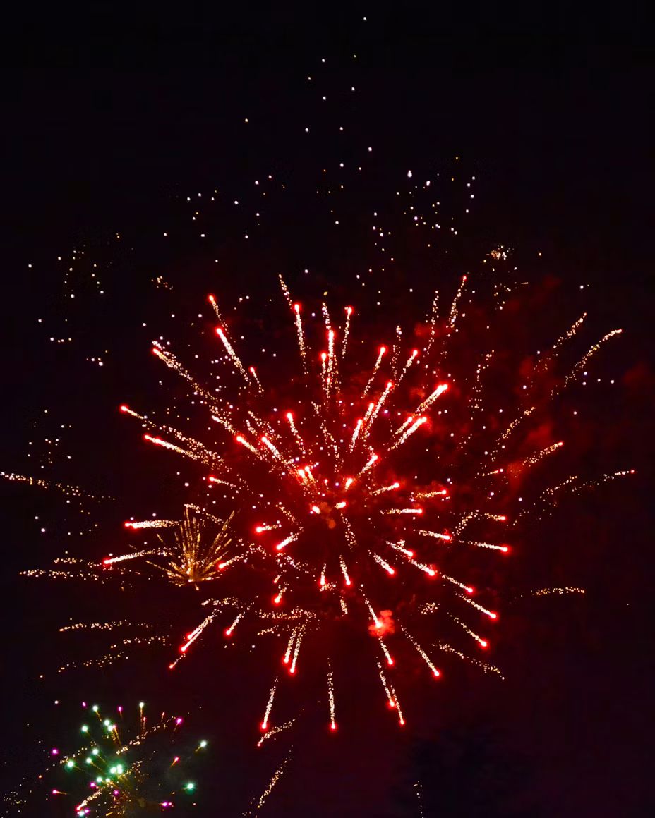 Feuerwerkskugel am Nachthimmel