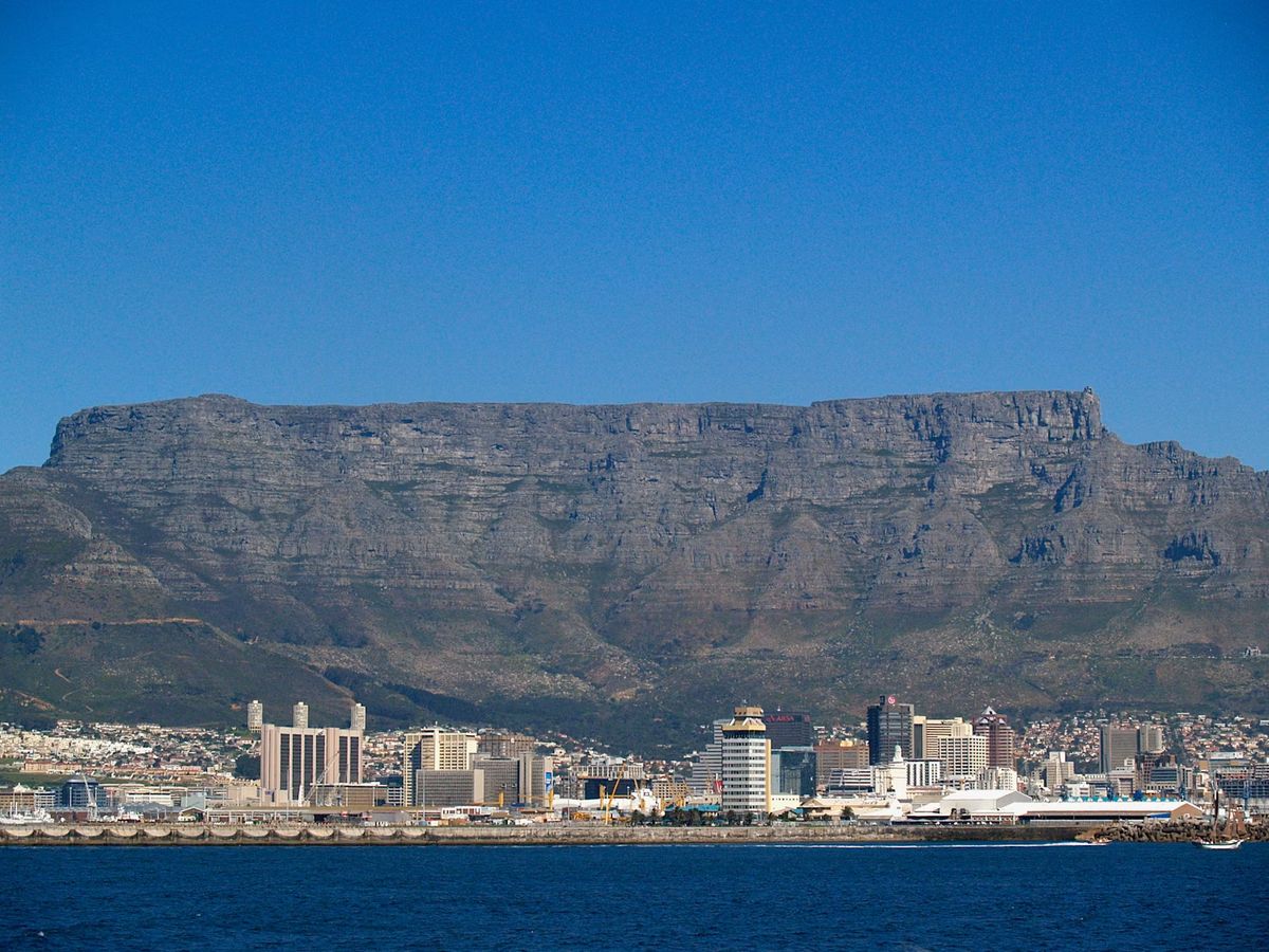 Der Tafelberg über der Tafelbucht, davor die Stadt