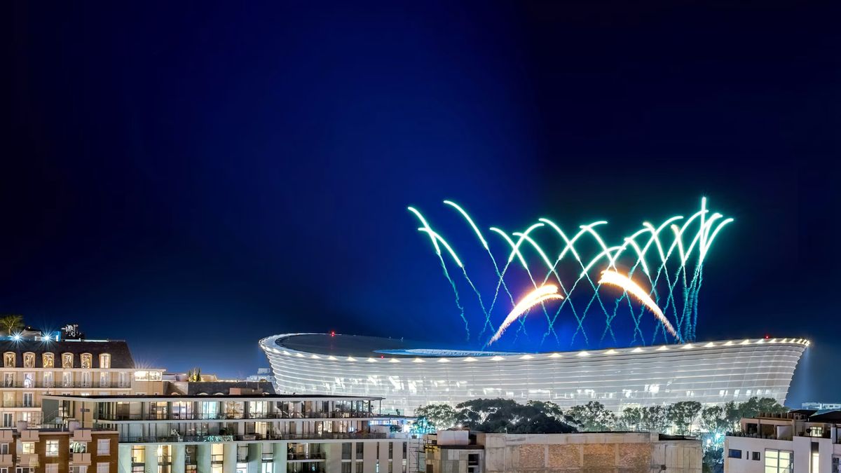 Feuerwerk über dem Stadion in Green Point bei Nacht